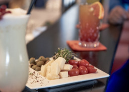 Aperitifs und mediterrane Snacks mit Parmesan, Oliven und Kirschtomaten an der Bar im Hotel Silicium in Höhr-Grenzhausen