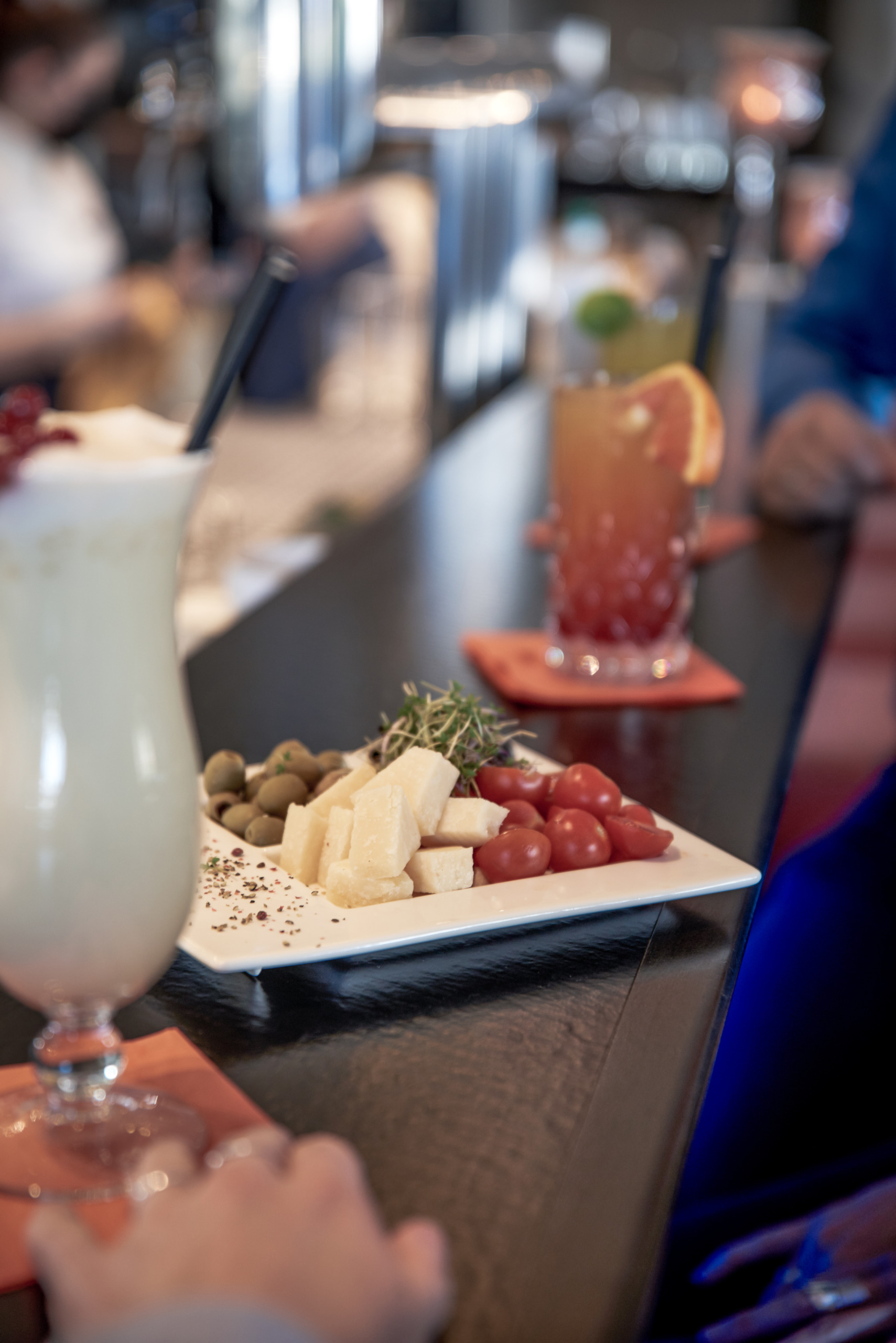 Aperitifs und mediterrane Snacks mit Parmesan, Oliven und Kirschtomaten an der Bar im Hotel Silicium in Höhr-Grenzhausen